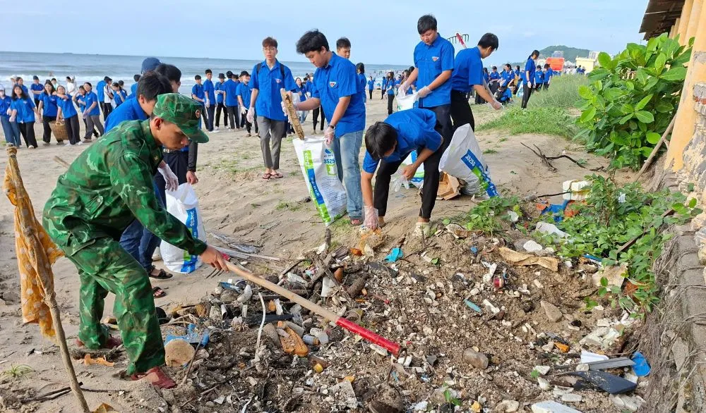 ĐVTN dọn, thu gom gần 3 tấn rác dọc bãi biển khu vực phường Tam Thắng. Ảnh: VÕ HÙNG