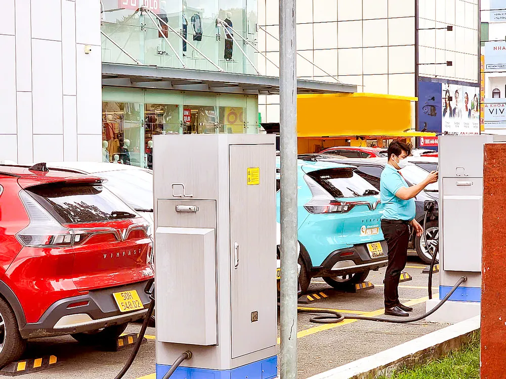 Tài xế xe dịch vụ sử dụng trạm sạc tại phường An Nhơn, TPHCM. Ảnh: ĐỨC TRUNG