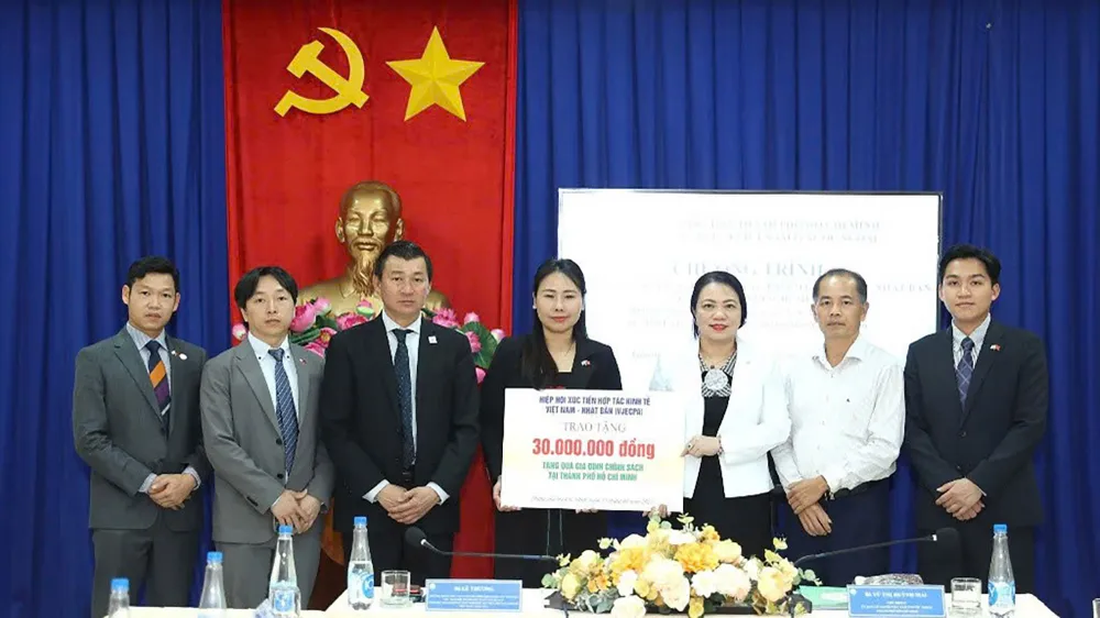 Hiệp hội Xúc tiến Hợp tác kinh tế Việt Nam - Nhật Bản trao tặng quà gia đình chính sách trên địa bàn TPHCM. Ảnh: ĐÔNG SƠN