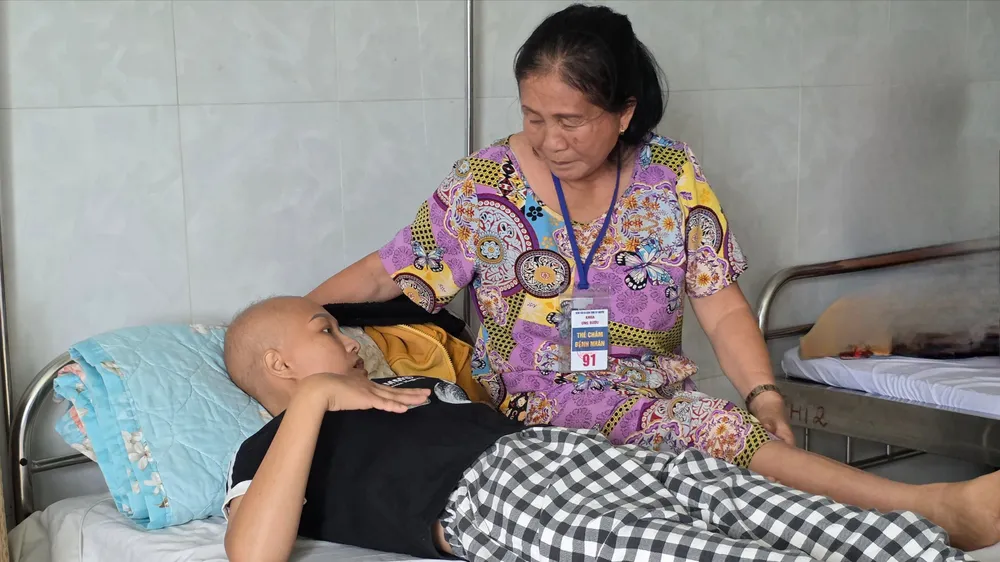 Mẹ mắc ung thư sợ 2 con mồ côi