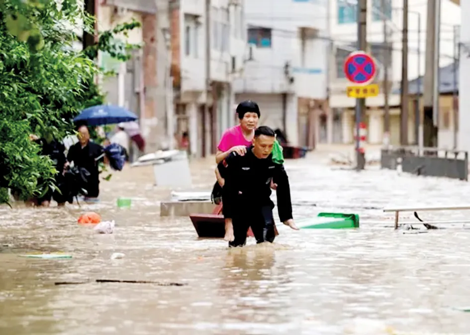 Sơ tán người dân ở Quảng Đông, Trung Quốc. Ảnh: THE STAR