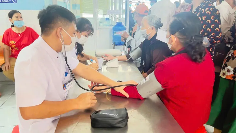 Bác sĩ thăm khám cho người dân đặc khu Côn Đảo