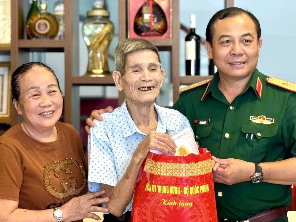 Thiếu tướng Vũ Văn Điền, Ủy viên Ban Thường vụ Thành ủy, Tư lệnh Bộ Tư lệnh TPHCM thăm, tặng quà gia đình ông Nguyễn Xuân Viên, cựu tù chính trị Côn Đảo