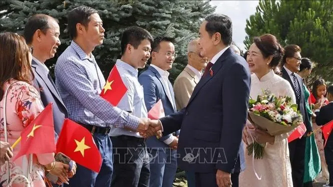 Chủ tịch Quốc hội Trần Thanh Mẫn và Phu nhân gặp gỡ cán bộ, nhân viên Phái đoàn Việt Nam tại Liên hợp quốc và các tổ chức quốc tế tại Geneva, Đại sứ quán và cộng đồng người Việt Nam tại Thụy Sĩ. Ảnh: TTXVN