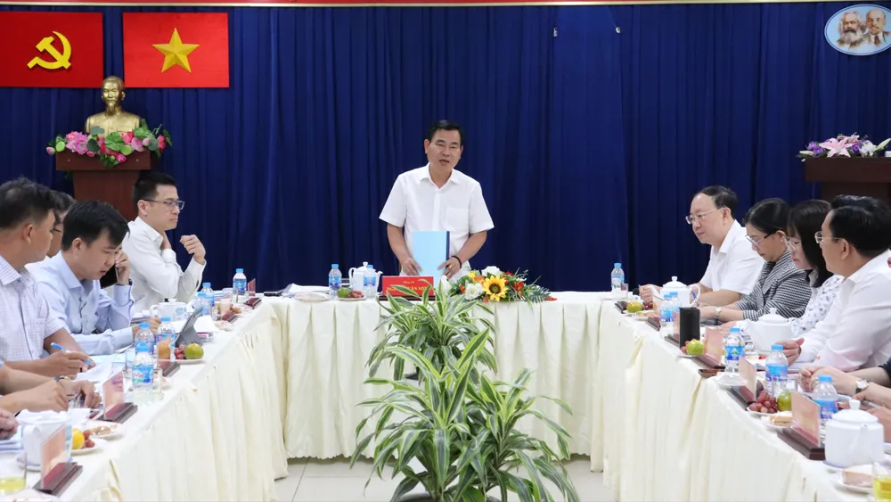 Phó Trưởng Ban Tổ chức Thành ủy TPHCM Nguyễn Văn Minh trao đổi tại buổi làm việc