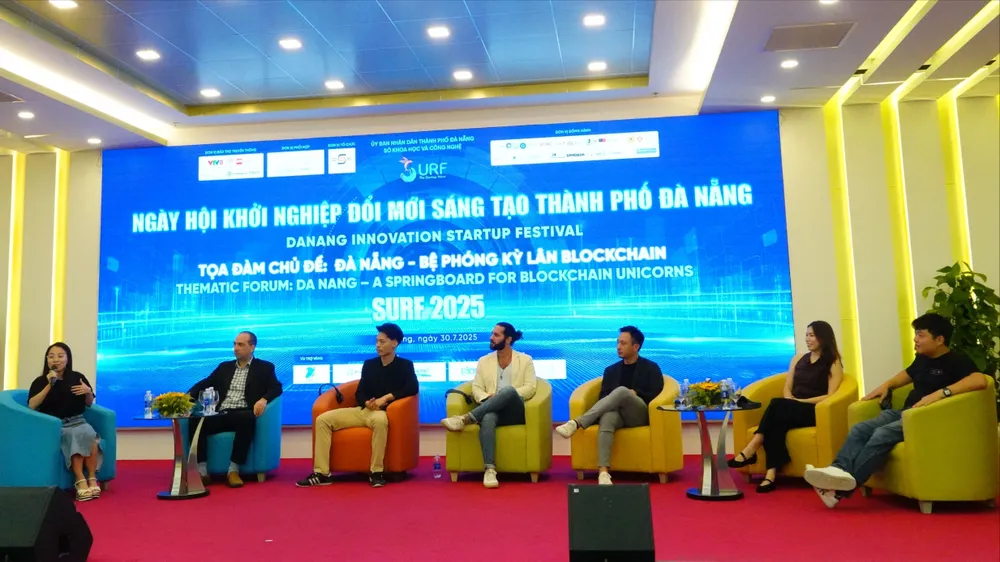 Các diễn giả chia sẻ tại Tọa đàm "Đà Nẵng- Bệ phóng kỳ lân blockchain". Ảnh: XUÂN QUỲNH