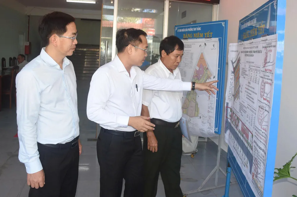 Lãnh đạo phường Tam Thắng giới thiệu các khu vực được miễn giấy phép xây dựng. Ảnh: QUANG VŨ