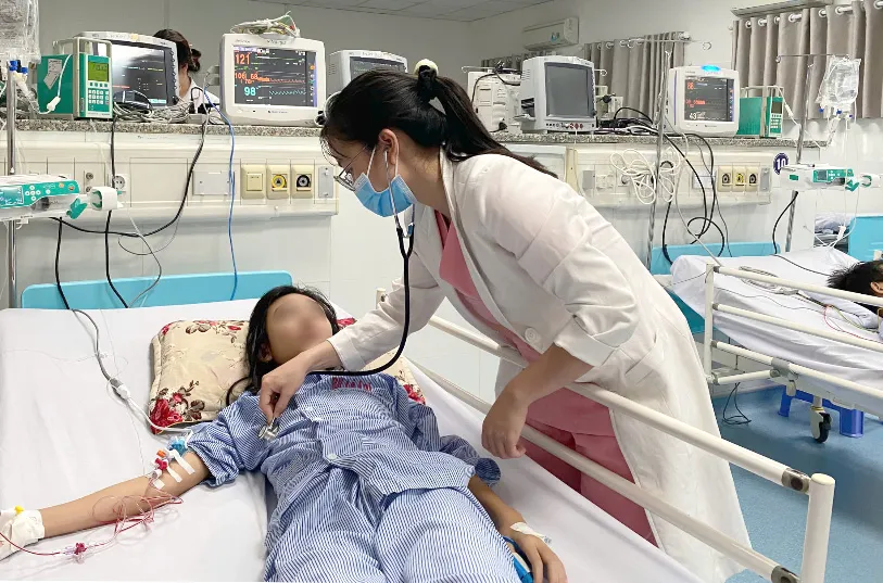 Bác sĩ Bệnh viện Vũng Tàu (TPHCM) thăm khám cho bệnh nhân mắc sốt xuất huyết. Ảnh: BVCC