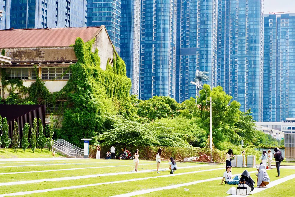 Một phần khu di tích của Xưởng Ba Son, tại số 2 đường Tôn Đức Thắng, phường Sài Gòn, TPHCM, nơi người dân và du khách thường đến tham quan, chụp ảnh. Ảnh: HOÀNG HÙNG 