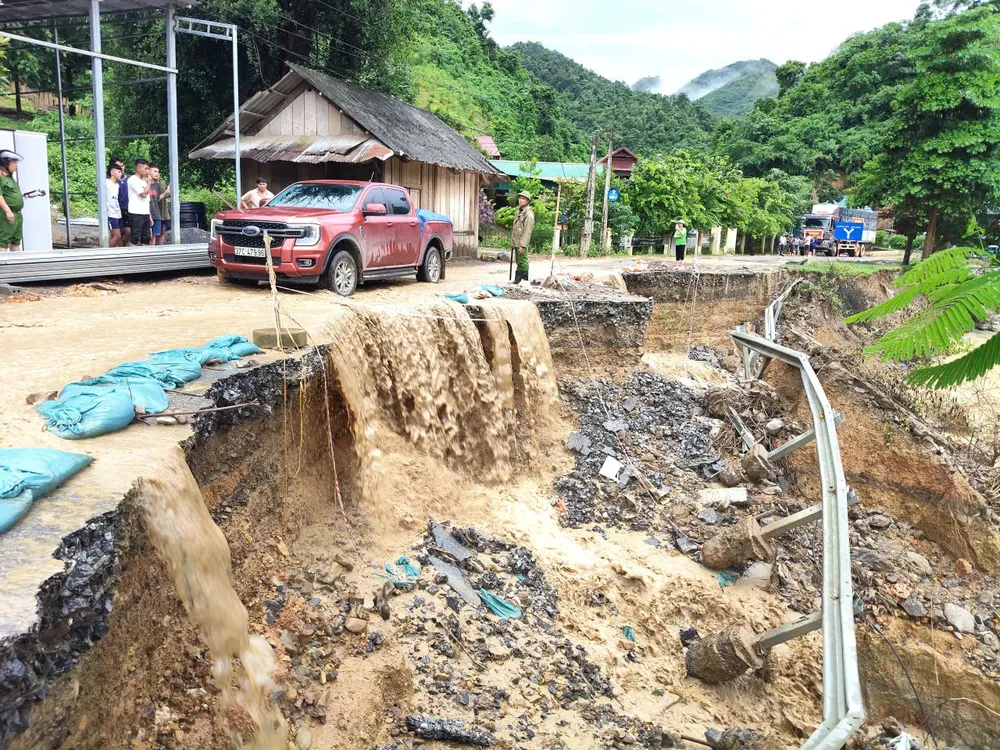 Nghệ An: Quốc lộ 16 tiếp tục bị sạt lở