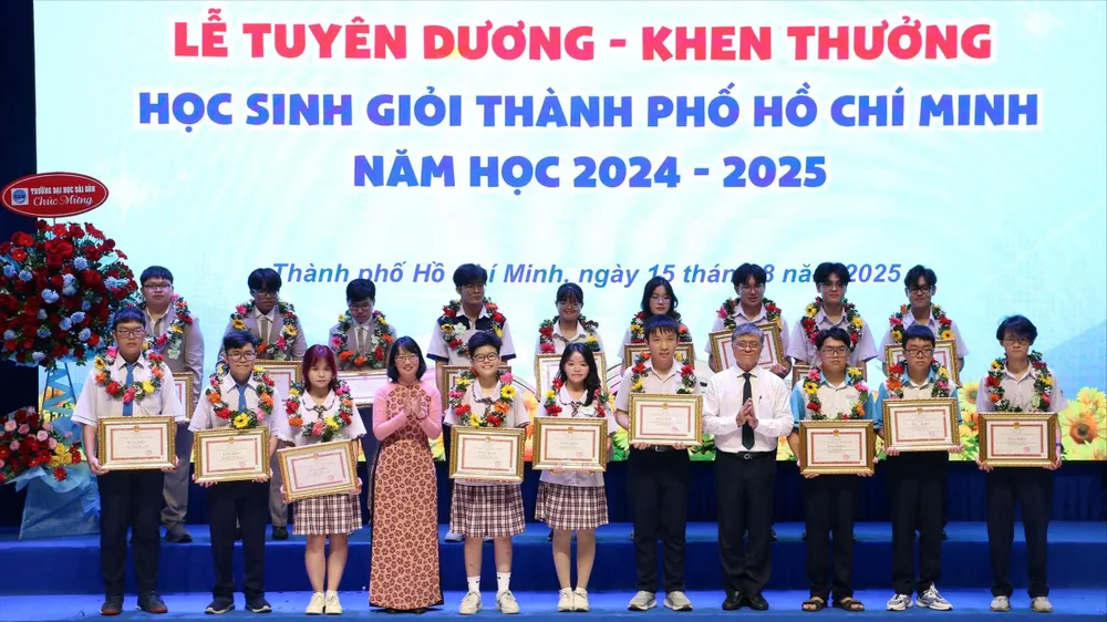 Phó Chủ tịch UBND TPHCM Trần Thị Diệu Thúy và Giám đốc Sở GD-ĐT TPHCM Nguyễn Văn Hiếu tặng bằng khen cho học sinh có thành tích xuất sắc trong năm học 2024-2025