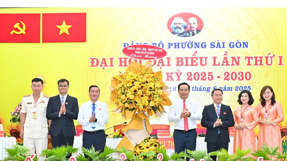 Đồng chí Nguyễn Văn Được và đồng chí Phạm Thành Kiên tặng hoa chúc mừng đại hội. Ảnh: VIỆT DŨNG