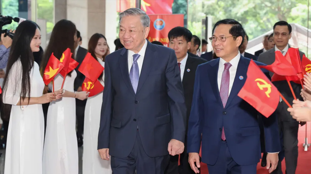 Tổng Bí thư Tô Lâm và các đại biểu tới dự Lễ kỷ niệm 80 năm thành lập ngành Ngoại giao Việt Nam, sáng 25-8. Ảnh: QUANG PHÚC