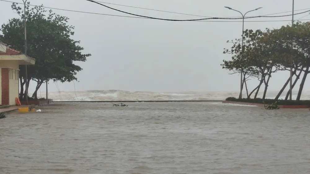 Khu vực ven biển Bắc miền Trung đang chịu ảnh hưởng mạnh mẽ của bão số 5 với mưa to, gió lớn, sóng cao...