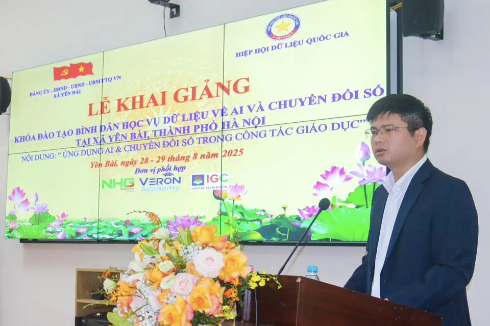 Thiếu tá Đào Đức Triệu, Giám đốc Trung tâm Sáng tạo, khai thác dữ liệu, Trung tâm Dữ liệu quốc gia, Tổng Thư ký Hiệp hội Dữ liệu quốc gia" phát biểu tại lễ khai giảng