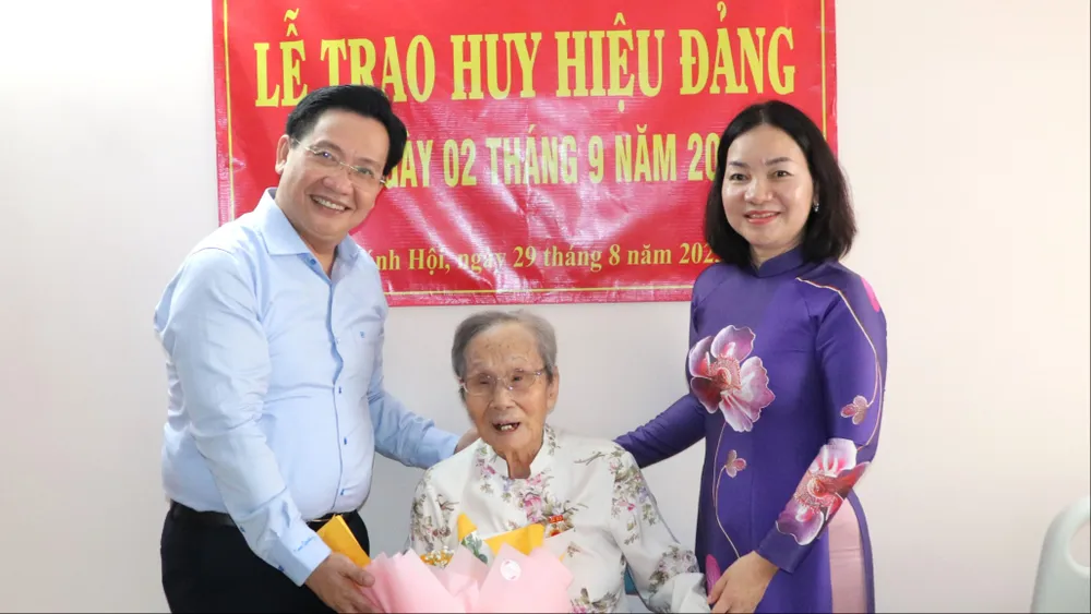 Đồng chí Trương Thị Bích Hạnh trao Huy hiệu 80 năm tuổi Đảng đến đồng chí Lê Thị Nhàn