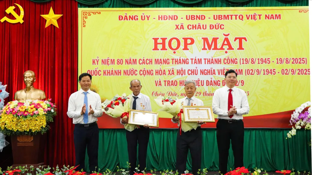 Phó trưởng Ban Tuyên giáo và Dân vận Thành ủy TPHCM Hoàng Nguyên Dinh trao Huy hiệu Đảng đến đảng viên ở xã Châu Đức