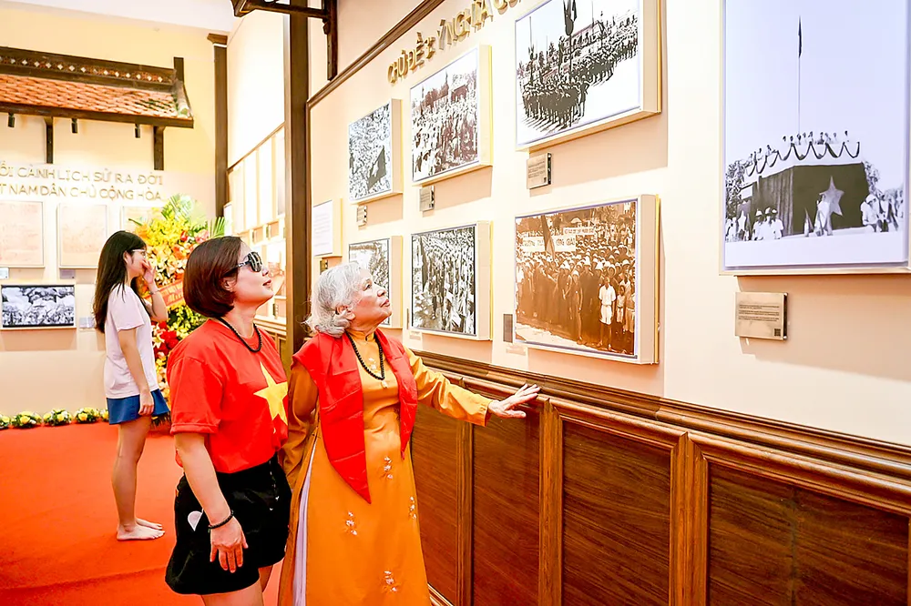 Du khách tham quan di tích 48 Hàng Ngang, phường Hoàn Kiếm, TP Hà Nội. Ảnh: GIA KHÁNH