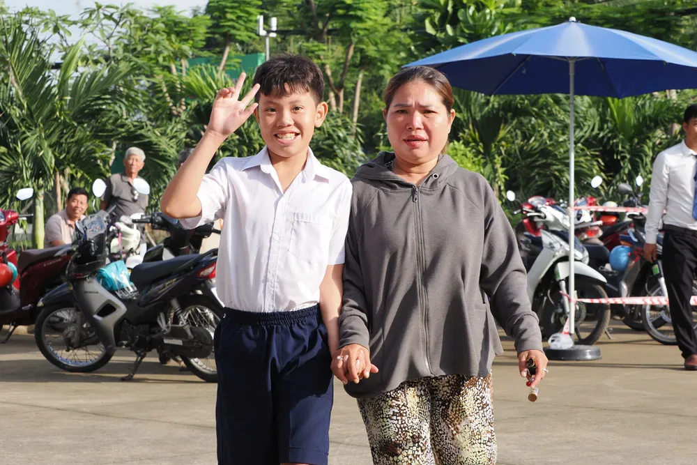 Học sinh Trung tâm hỗ trợ phát triển giáo dục hoà nhập Bình Chánh (TPHCM) háo hức đến trường mừng năm học mới. Ảnh: HOÀNG HÙNG