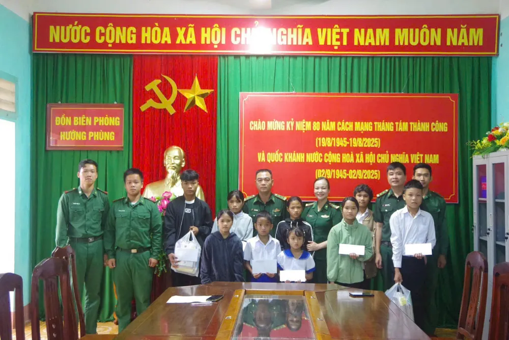 Đồn Biên phòng Hướng Phùng (Quảng Trị) tặng quà cho học sinh nghèo vùng biên trước ngày khai giảng năm học mới 2025-2026. Ảnh: VĂN THẮNG
