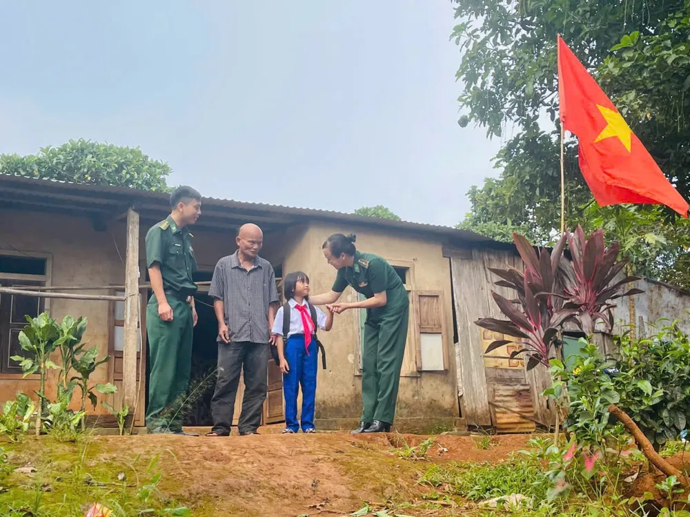 Đồn Biên phòng Hướng Phùng (Quảng Trị) tặng quà cho học sinh nghèo vùng biên trước ngày khai giảng năm học mới 2025-2026. Ảnh: VĂN THẮNG