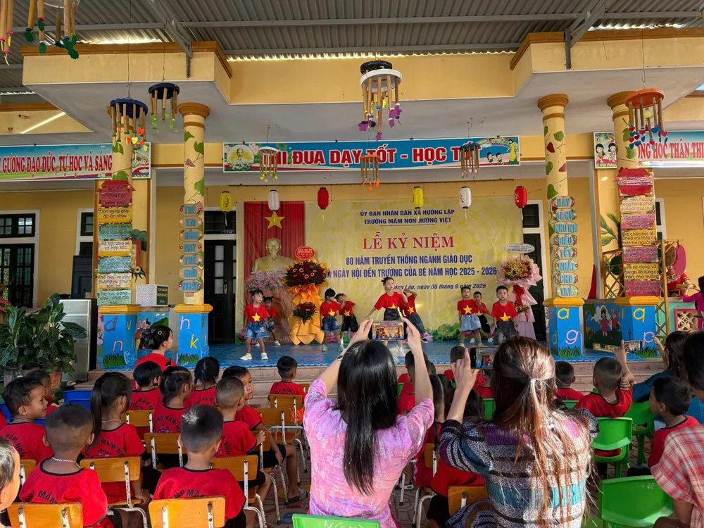 Ở biên giới Việt Nam - Lào, các bé học sinh Trường Mầm non Hướng Việt (xã Hướng Lập, tỉnh Quảng Trị) rộn ràng biểu diễn văn nghệ chào mừng khai giảng năm học mới. Ảnh: VĂN THẮNG