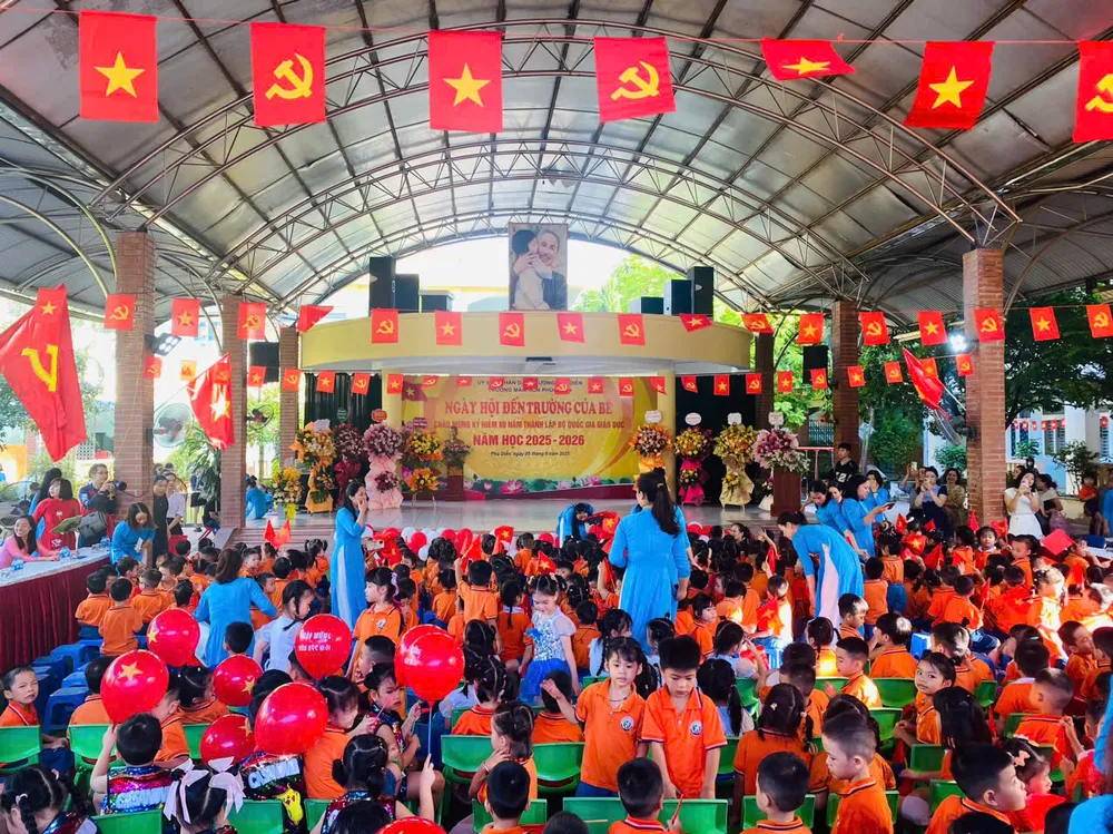 Cô và trò Trường Mầm non Phúc Diễn, Hà Nội mừng lễ khai giảng năm học mới. Ảnh: PHAN THẢO