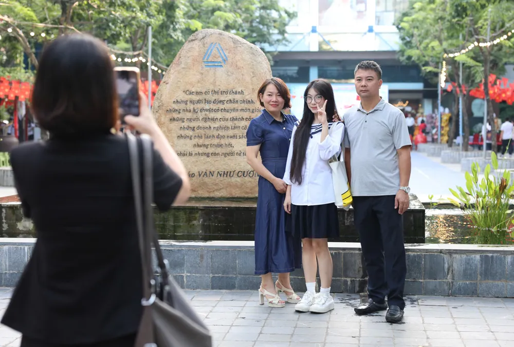 Phụ huynh, học sinh Trường THPT Lương Thế Vinh, phường Từ Liêm, Hà Nội ghi lại khoảnh khắc trước giờ khai giảng. Ảnh: QUANG PHÚC