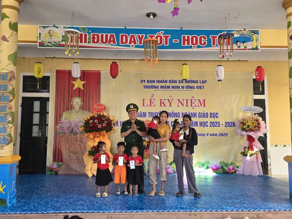 Tặng quà học sinh Trường Mầm non Hướng Việt (xã Hướng Lập, tỉnh Quảng Trị) tại lễ khai giảng năm học mới. Ảnh: VĂN THẮNG