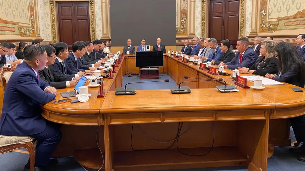 Quang cảnh buổi làm việc giữa lãnh đạo TPHCM và đoàn bang Oregon (Hoa Kỳ). Ảnh: XUÂN HẠNH