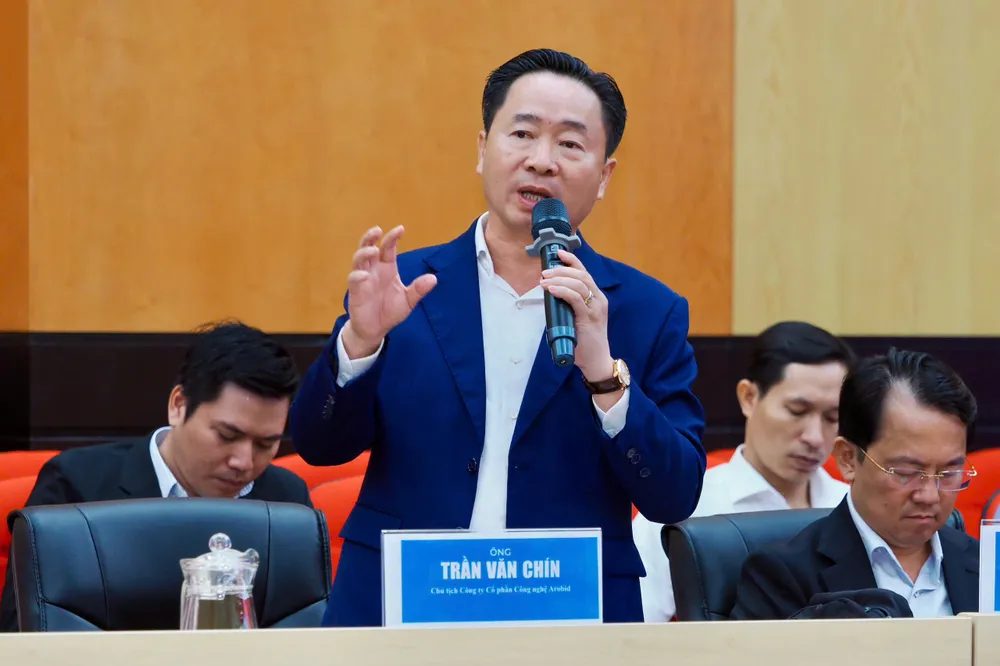 Ông Trần Văn Chín, Chủ tịch Công ty cổ phần Công nghệ Arobid, nêu ý kiến tại hội thảo. Ảnh: HOÀNG HÙNG