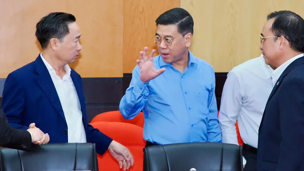 Phó Chủ tịch UBND TPHCM Nguyễn Văn Dũng trao đổi cùng các đại biểu, doanh nghiệp bên lề hội thảo. Ảnh: HOÀNG HÙNG