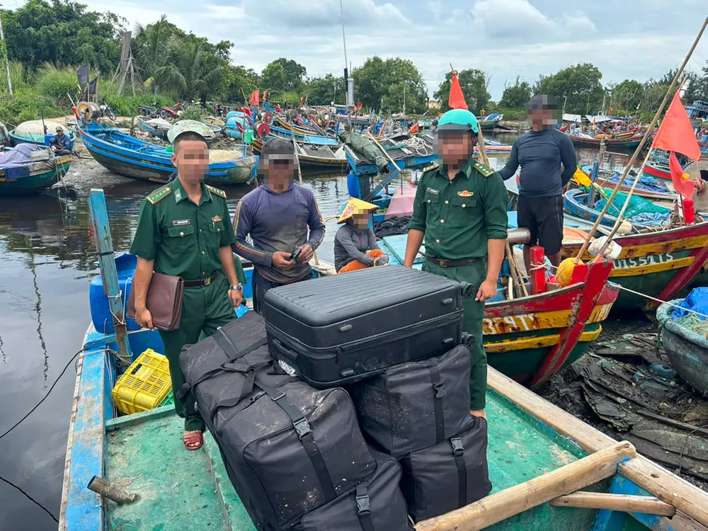 Đồn Biên phòng Bình Châu tiếp nhận tang vật từ ngư dân xã Bình Châu, TPHCM..jpg