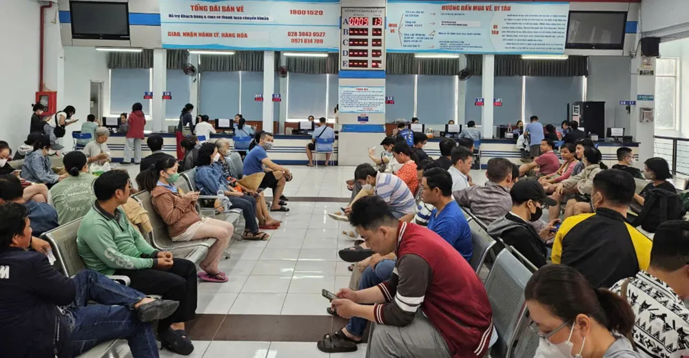 Người dân chờ mua vé tàu dịp Tết Ất tỵ 2025