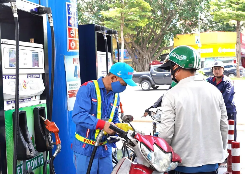 Bán thử nghiệm xăng E10 tại Hà Nội. Ảnh: PHÚC HẬU