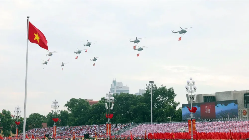 Đông đảo người dân theo dõi lễ diễu binh, diễu hành kỷ niệm 80 năm Quốc khánh 2-9. Ảnh: VIẾT CHUNG