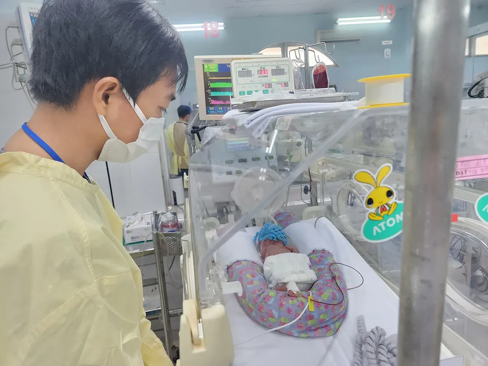 Anh Nguyễn Văn Miến vào thăm con - bé sơ sinh bị thủng dạ dày, được chuyển sang Bệnh viện Nhi đồng 2 phẫu thuật và điều trị hồi sức