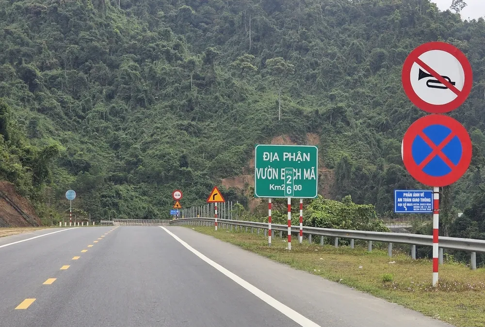 Biện pháp trước mắt là cắm biển cấm còi hơi khi ô tô đi qua VQG Bạch Mã. Ảnh: MINH PHONG