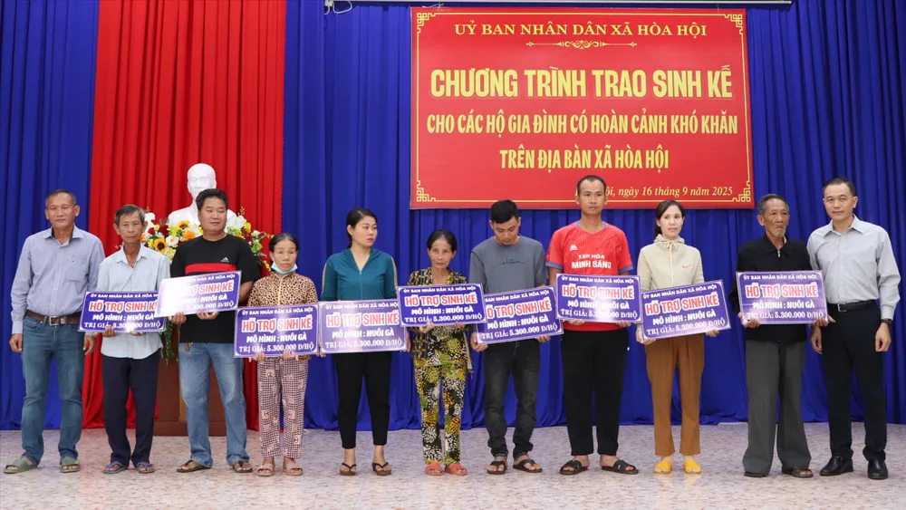 Trao gà giống cho các hộ gia đình có hoàn cảnh khó khăn