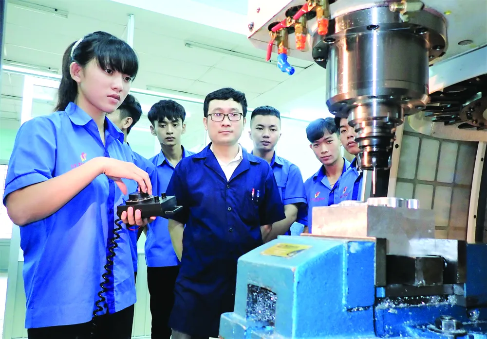 Thầy và trò Trường Cao đẳng Kỹ thuật Lý Tự Trọng (TPHCM) trong giờ thực hành trên máy CNC 