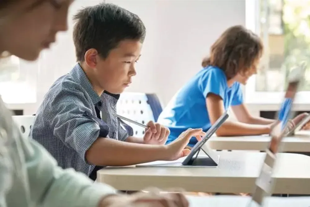 Các quốc gia đã chọn cách đưa AI vào trường học một cách có kiểm soát. Ảnh: UNICEF