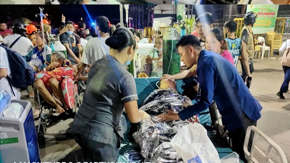 Các nạn nhân động đất được đưa đến bệnh viện địa phương. Ảnh: ROMEO MARANTAL