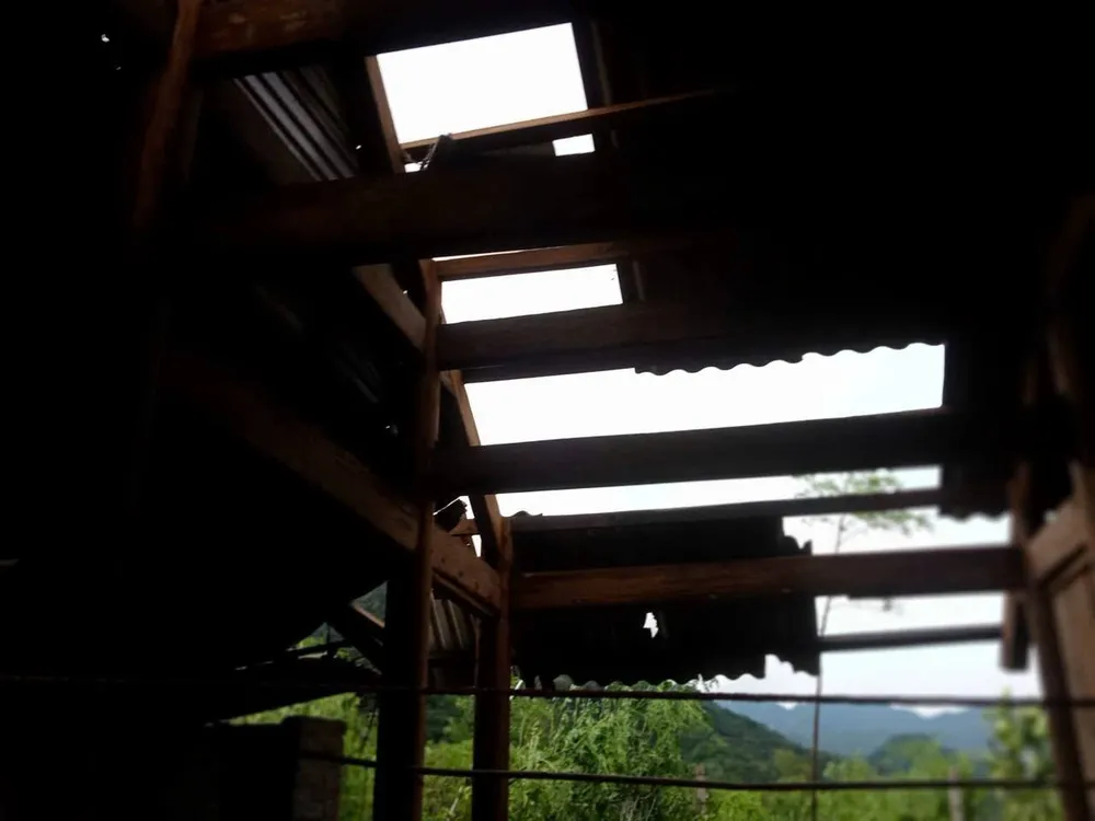 Nhiều nhà dân ở xã Thông Thụ giông lốc làm tốc mái.jpg