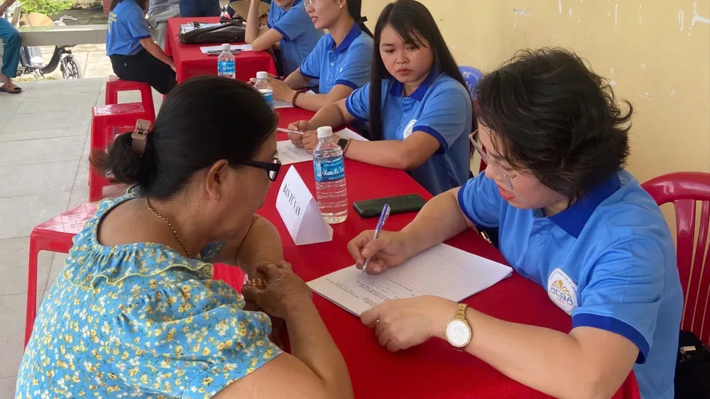 Các luật sư của Đoàn Luật sư TPHCM tư vấn pháp luật miễn phí cho người dân tại xã Long Thới, huyện Chợ Lách, tỉnh Bến Tre (trước đây)