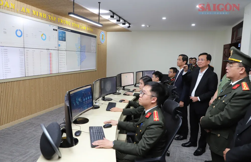 Chủ tịch UBND tỉnh Lâm Đồng Hồ Văn Mười khảo sát tại Trung tâm SOC