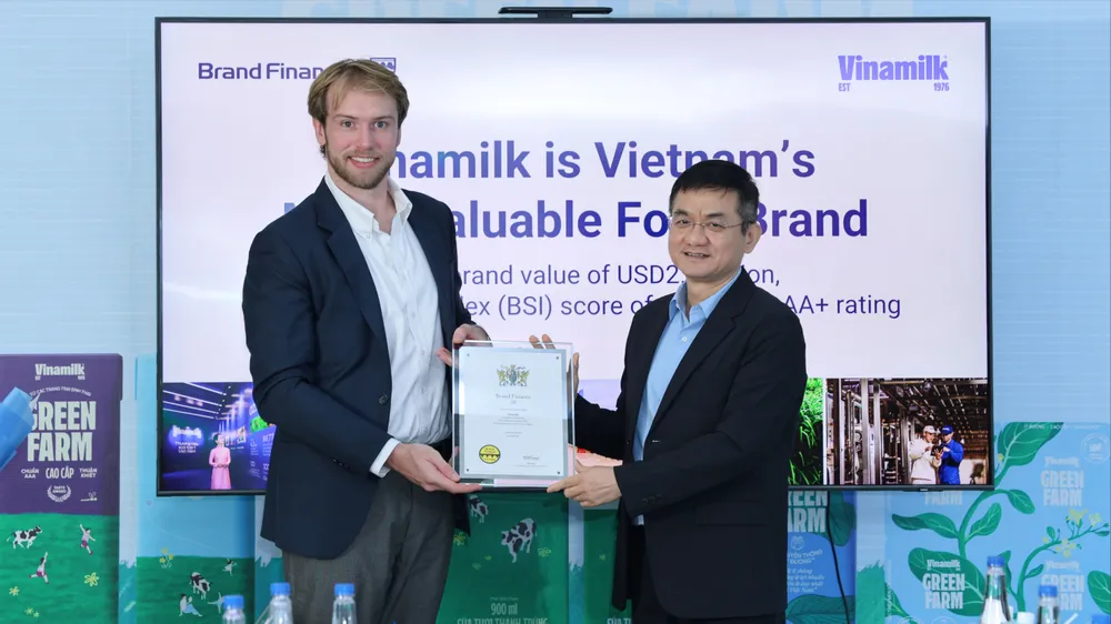 Ông Nguyễn Quang Trí, Giám đốc điều hành Marketing Vinamilk, nhận chứng nhận Top 100 thương hiệu giá trị nhất Việt Nam từ đại diện Brand Finance. Ảnh: NGUYỄN HOÀNG