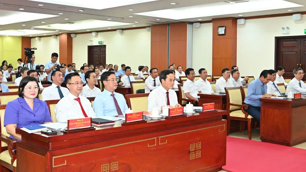 Các đồng chí Thường trực Thành ủy TPHCM cùng các đại biểu dự hội nghị. Ảnh: VIỆT DŨNG