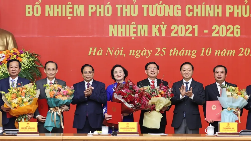 Thủ tướng trao quyết định và tặng hoa cho các Phó Thủ tướng và Bộ trưởng.jpg