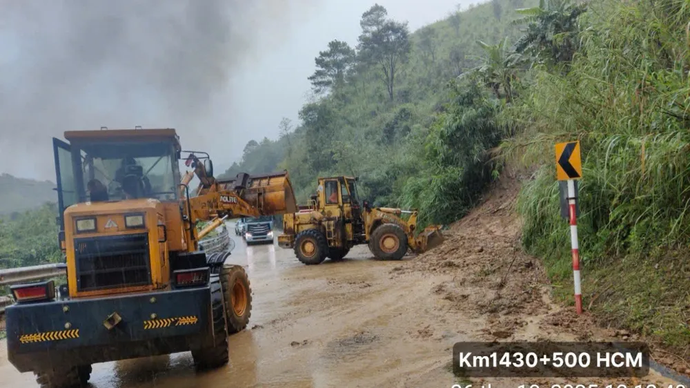 Trình duyệt của bạn không hỗ trợ hiển thị video.Lực lượng chức năng tiến hành khắc phục sạt lở tại đèo Lò Xo (tỉnh Quảng Ngãi)