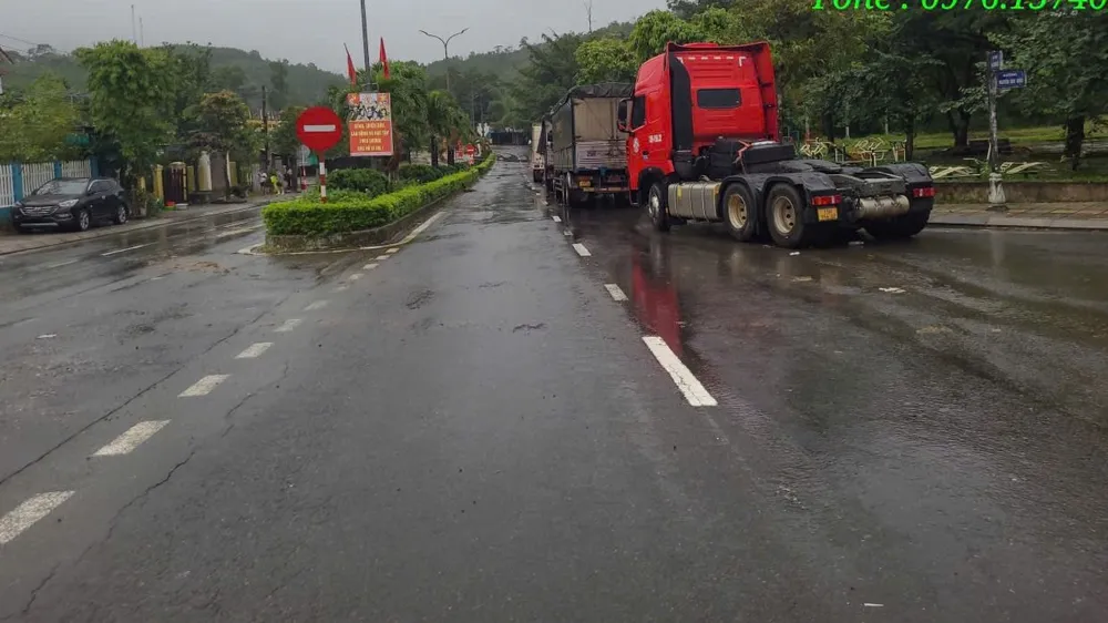 Các xe bị mắc kẹt ở cầu Đăk Zôn đã di chuyển an toàn ra xã Khâm Đức, TP Đà Nẵng